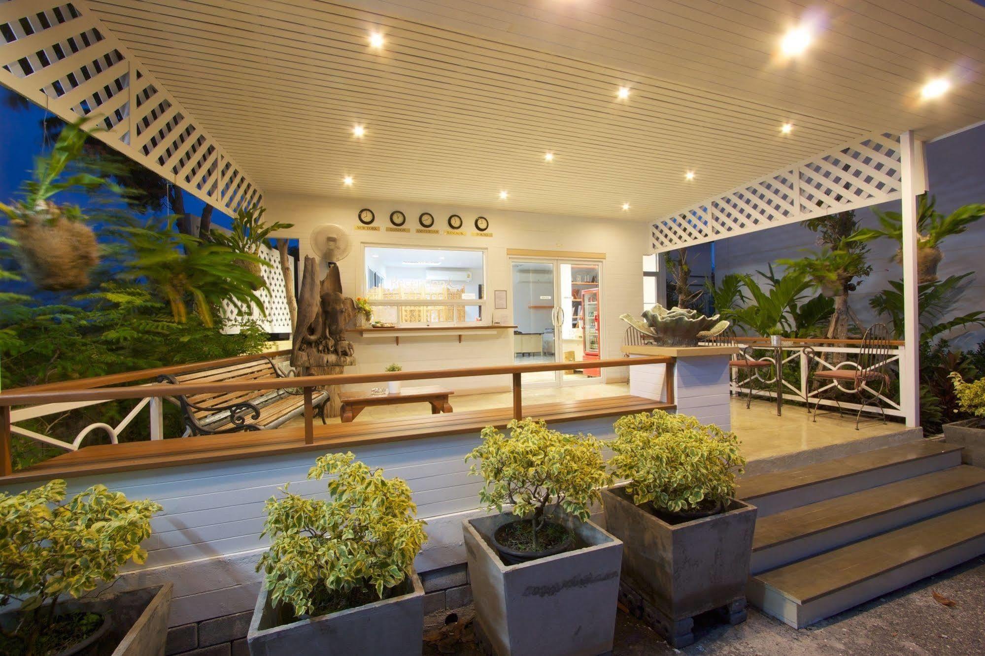 Charn Residence Bang Saen Exterior photo